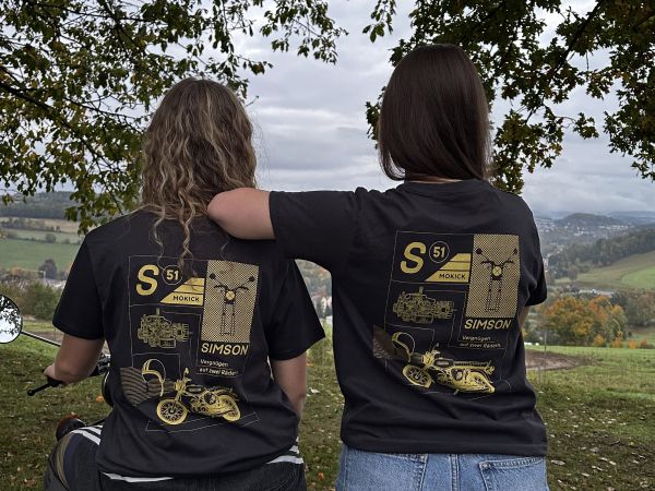 Rückenansicht von zwei Teenagern