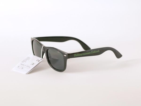 schwarze Kunststoff-Sonnenbrille mit Schriftzügen auf den bügeln