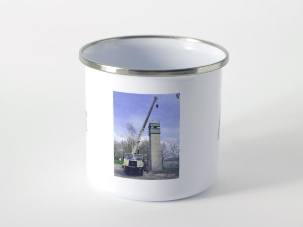 weißer Henkelbecher mit Aufdruck, Seitenansicht