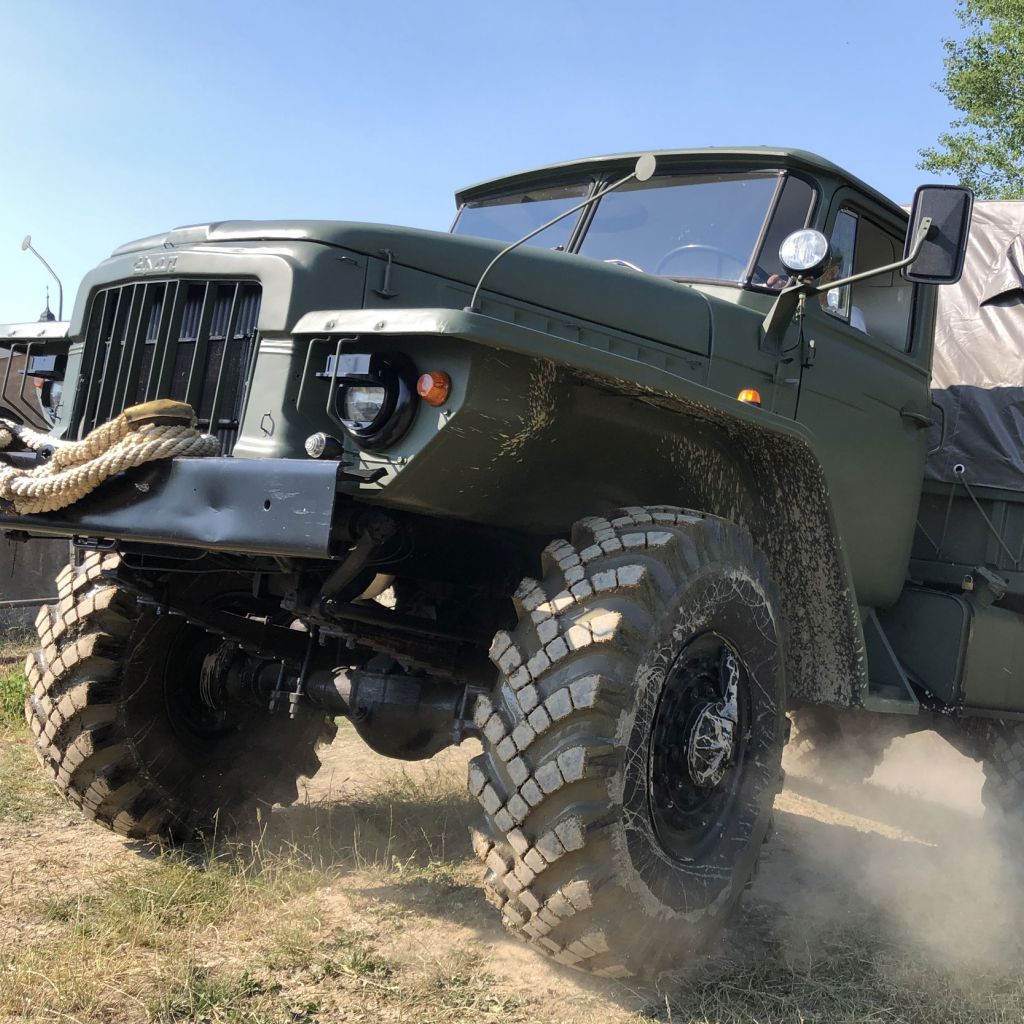 Ein Ural 375 D fährt im Gelände des Oldtimermuseums Culitzsch