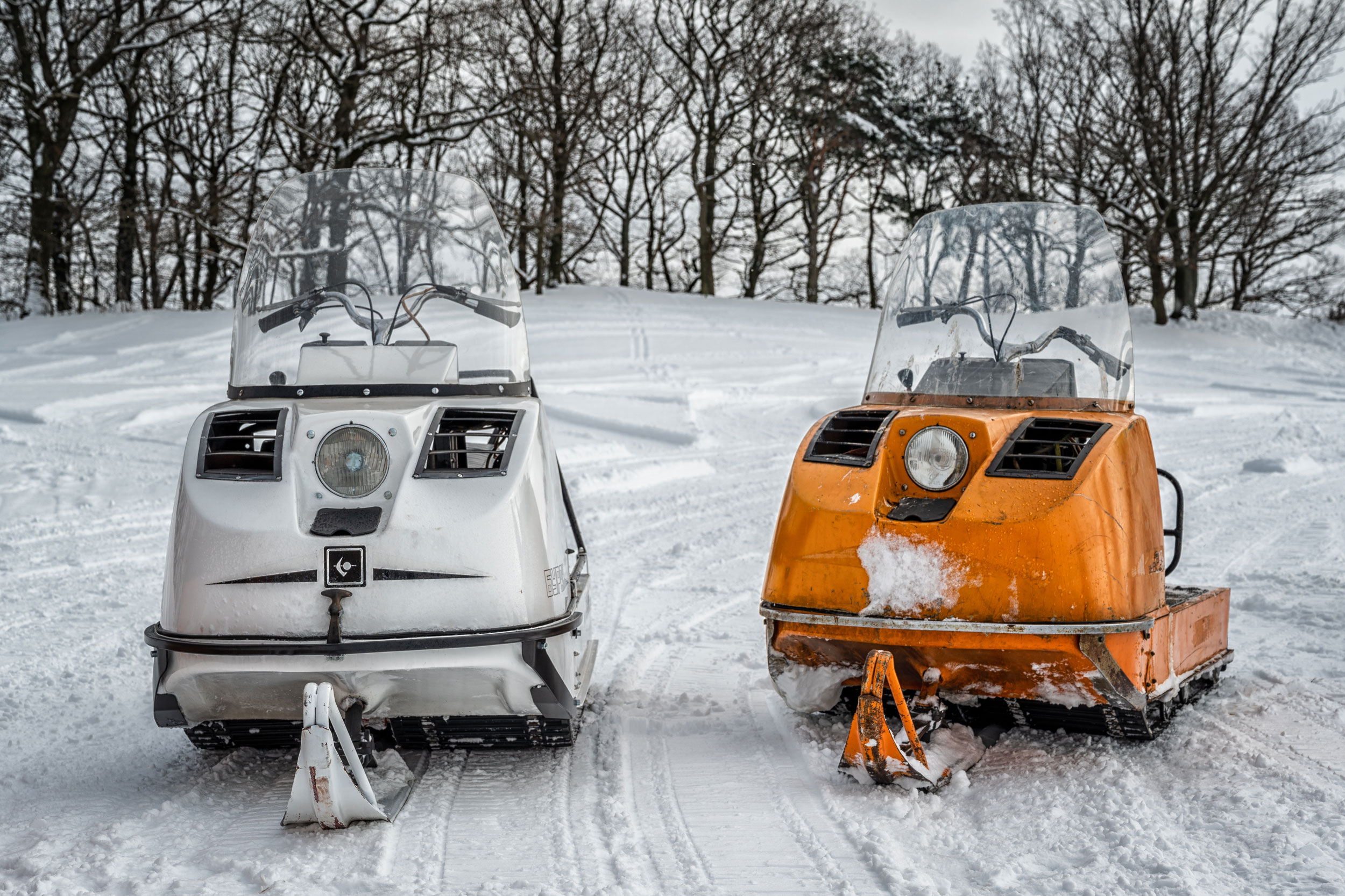Zwei Buran-Schneemobile im Schnee.
